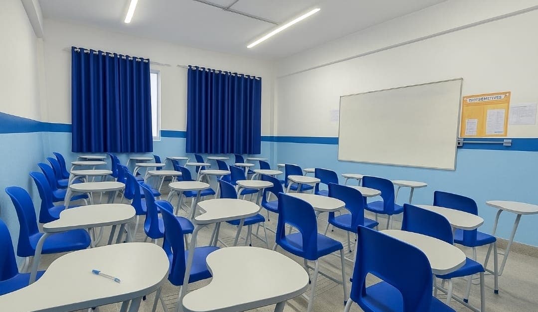 Sala de aula moderna e climatizada do Colégio Maha Dei para o Ensino Fundamental e Médio